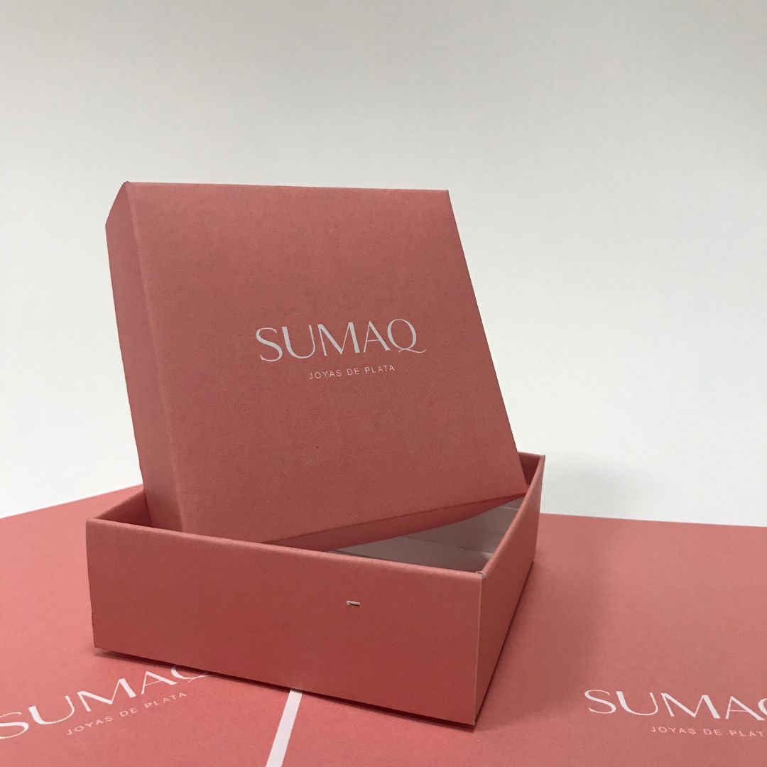 Packaging y papelería corporativa producida por dCero